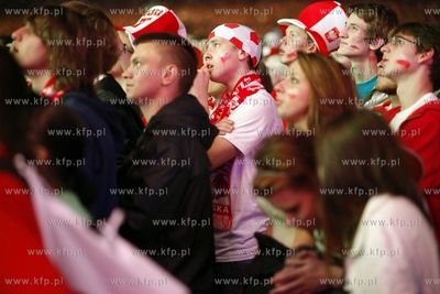 Gdansk. Mistrzostwa europy w pilce noznej. Kibice ogladaja...