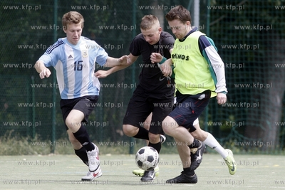 Gdansk Zaspa. Pilkarski turniej dzikich druzyn Do przerwy...