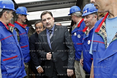 Delegaci UEFA z prezydentem Michaelem Platinim byli...