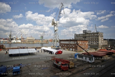 Gdynia. Stocznia S.R. Nauta. Ceremonia polozenia stepki...