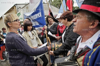 Protest pracownikow pomorskich szpitali pod siedziba...