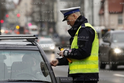 Kontrola policjantow ruchu drogowego stanu trzezwosci...