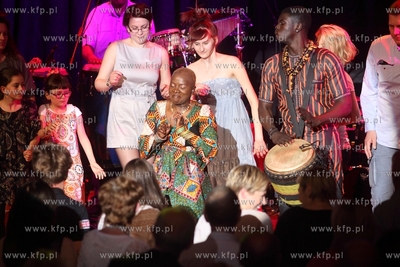 Siesta Festival.  Koncert pochodzacej z Beninu piosenkarki...