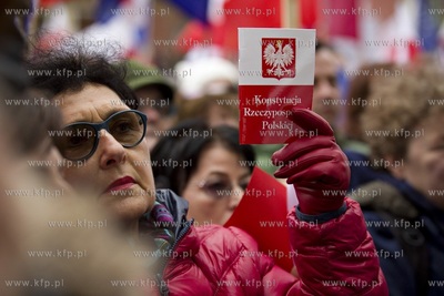 Gdańsk. Długi Targ. Demonstracja przeciwko rządom...