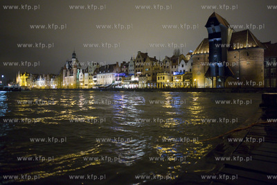 Gdańsk. Wysoki woziom wód Motławy, który jest efektem...