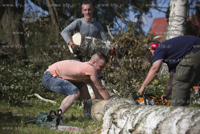 Skutki nawałnicy, która z piątku na sobotę przeszła...