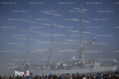 Powrót do portu w Gdyni żaglowca Dar Młodzieży...