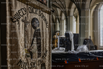 Demontaż rusztowań potrzymujących spękane sklepienie...