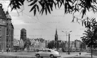 Widok na kosciol M ariacki i Ratusz Glowny od strony...