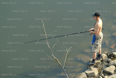 Wedkarz nad Wisla w Tczewie. 7.09.2002 Fot. Maciej...