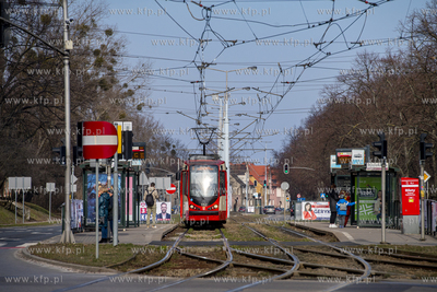 Tramwaj Duewag N8C na al. Hallera 10.03.2024 fot. Paweł...