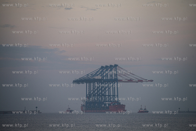 Statek Zhen Hua 36 z czterema potężnymi suwnicami...