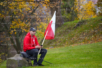 Góra Gradowa. Flagi dla mieszkańców i turystów...
