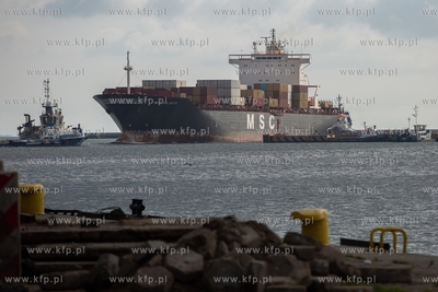 Port Gdynia. Konternerowiec MSC Atlantic wpływa do...
