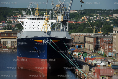 Port w Gdyni. Widok z promu Stena Baltica. n/z 196-metrowy...