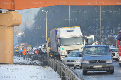 Karambol na trojmiejskiej obwodnicy na wysokosci zjazdu...