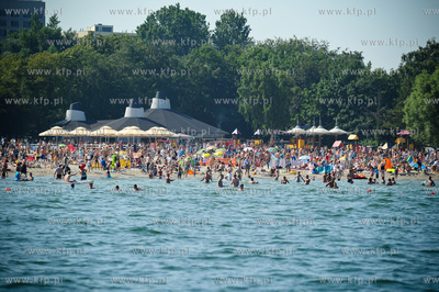 Gdynia . Plaza miejska. Wysokie temperatury i sloneczna...