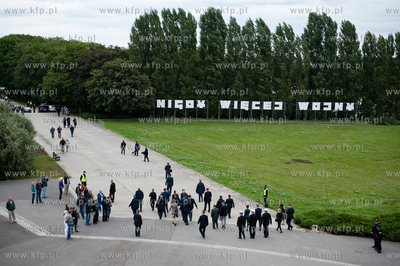 Gdansk. Westerplatte. Zlozenie kwiatow pod Pomnikiem...