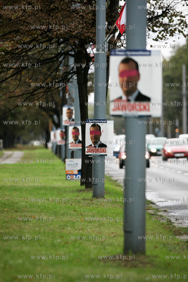 Gdansk. Al Zwyciestwa. Pozaklejane plakaty wyborcze...