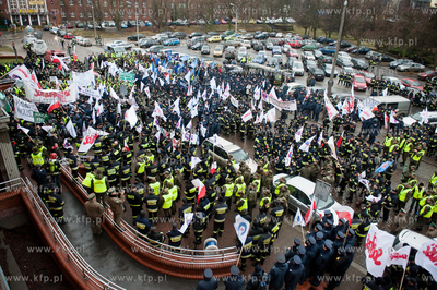 Gdansk. Pikieta Federacji Zwiazkow Zawodowych Sluzb...