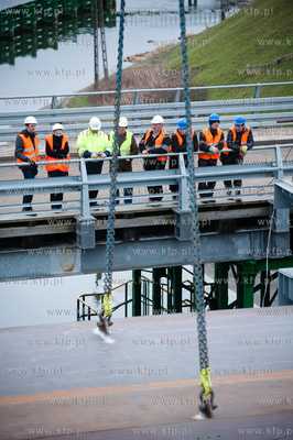 Montaz wazacych 135 ton dwoch sekcji przesla zwodzonego...