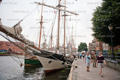 Gdansk. Zacumowane do nabrzeza Motlawy jachty uczestniczace...