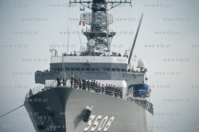 Gdynia. Nabrzeze Pomorskie. Uroczyste powitanie japonskiego...