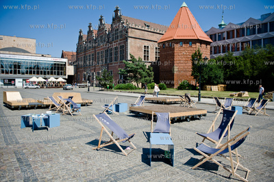 Gdansk. Targ Weglowy. Mieble miejskie - lezaki i miejsca...