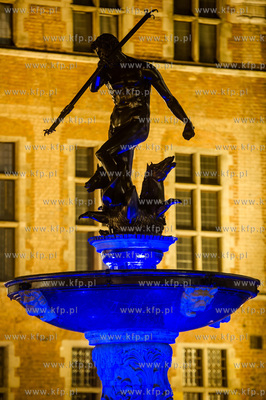 Gdansk. Podswietlona na niebiesko Fontanna Neptuna...