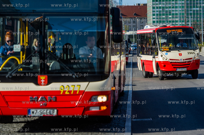 Gdansk. Autobusy ZKM, odjezdzajacy z przystanku na...
