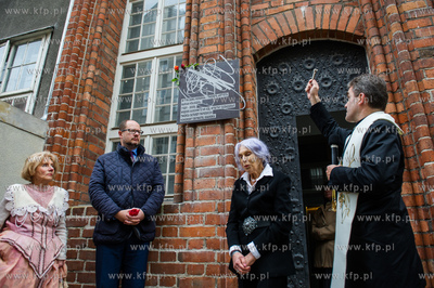 Gdansk. Kamienica przy ul. Mariackiej. Odsloniecie...