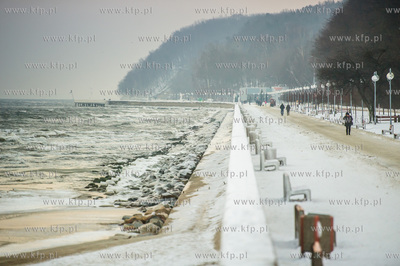Gdynia. Zimowa, mroźna pogoda na Bulwarze Nadmorskim...