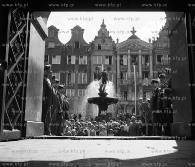 Uroczystosci sprowadzenia proch majora Henryka Sucharskiego...