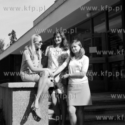 Studentki AMG przed biblioteka glowna uczelni. 26.09.1970...