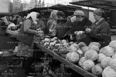 Targowisko kolo hali targowej w Gdyni.
26.10.1973
6pazdziernik73_z.kosycarz_p53
Fot....