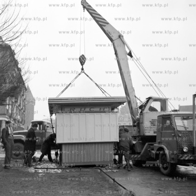 Montaż na miejscu spalonego poczas wydarzeń Grudnia70...