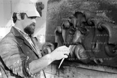 Rzeżbiarz Rajmund Drozd modeluje maszkaron przeznaczony...