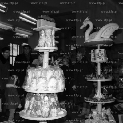 W sklepie z zabawkami. ( lata60 )
1960
0005870z
Fot....