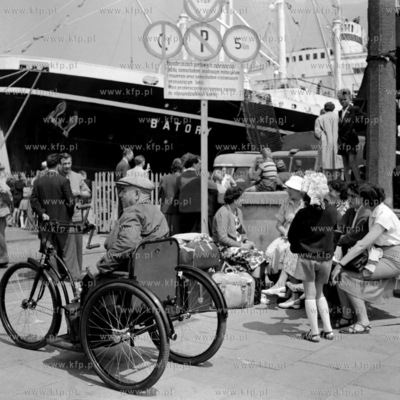 W oczekiwaniu na wejście na pokład transatlantyku...