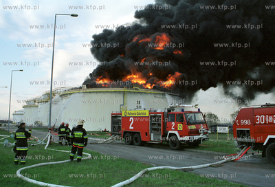 W Rafinerii Gdanskiej zapalil sie jeden ze zbiornikow...