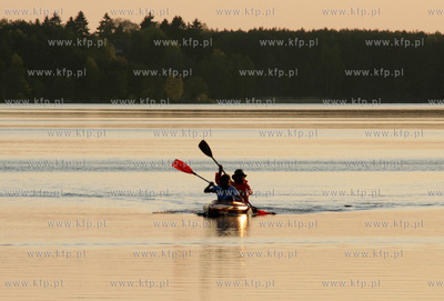 Na jeziorze Golun pojawili sie pierwsi w tym roku kajakarze...