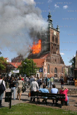 Pozar zabytkowego kosciola sw Katarzyny w Gdansku....