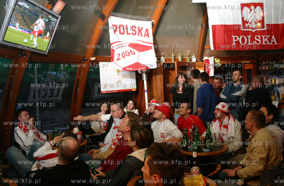 Kibice na ulicach i w pubach Gdyni przed i podczas...