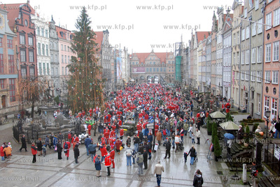 Okolo 380 Mikolajow na swych wspanialych dwu  i czterokolowych...