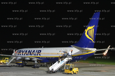 Gdansk, Rebiechowo. Nz. Boeing 737-8AS linii Ryanair
REG.EI-DCF
16.10.2006

fot....