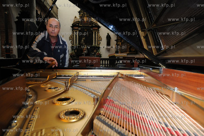 Mgr Maciej Jenda z Sopotu podczas strojenia fortepianu...