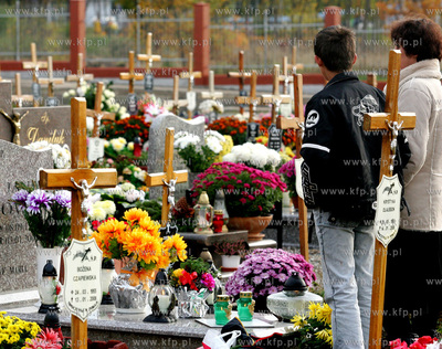 Swieto Zmarlych na szczecinskim cmentarzu centralnym.
Jest...