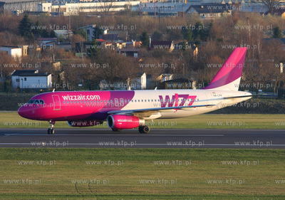 Gdansk, Rebiechowo. Nz. Airbus A320-232 linii WizzAir.
24.04.2009
fot....