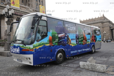 Gdynia reklamuje sie w Warszawie. Nz. kolorowy autobus...