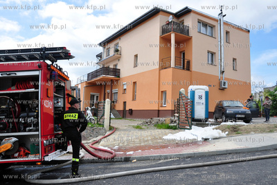 Gdynia - Obluze. Pozar dachu jednego z blokow na ul....